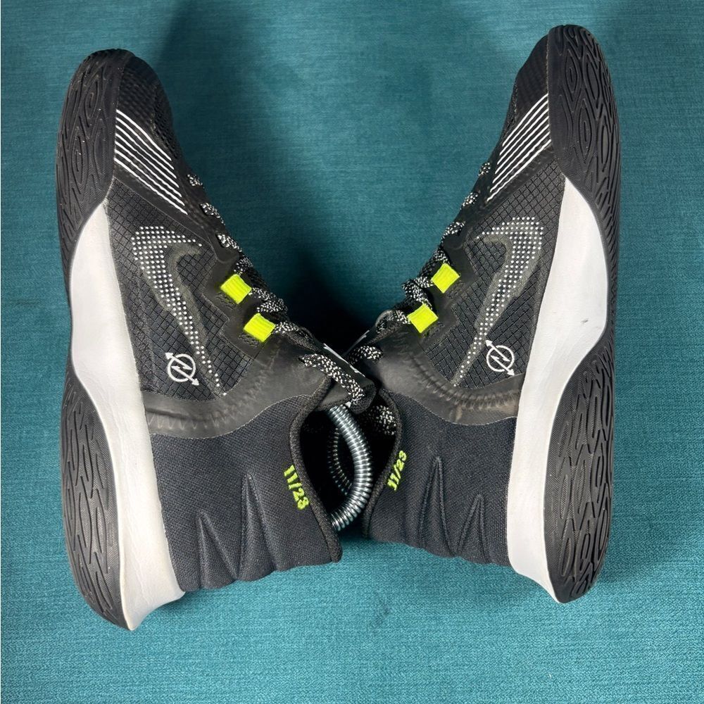 Size 5Y/6.5Women - Nike Kyrie Flytrap5 black shoes - Picture 6 of 8